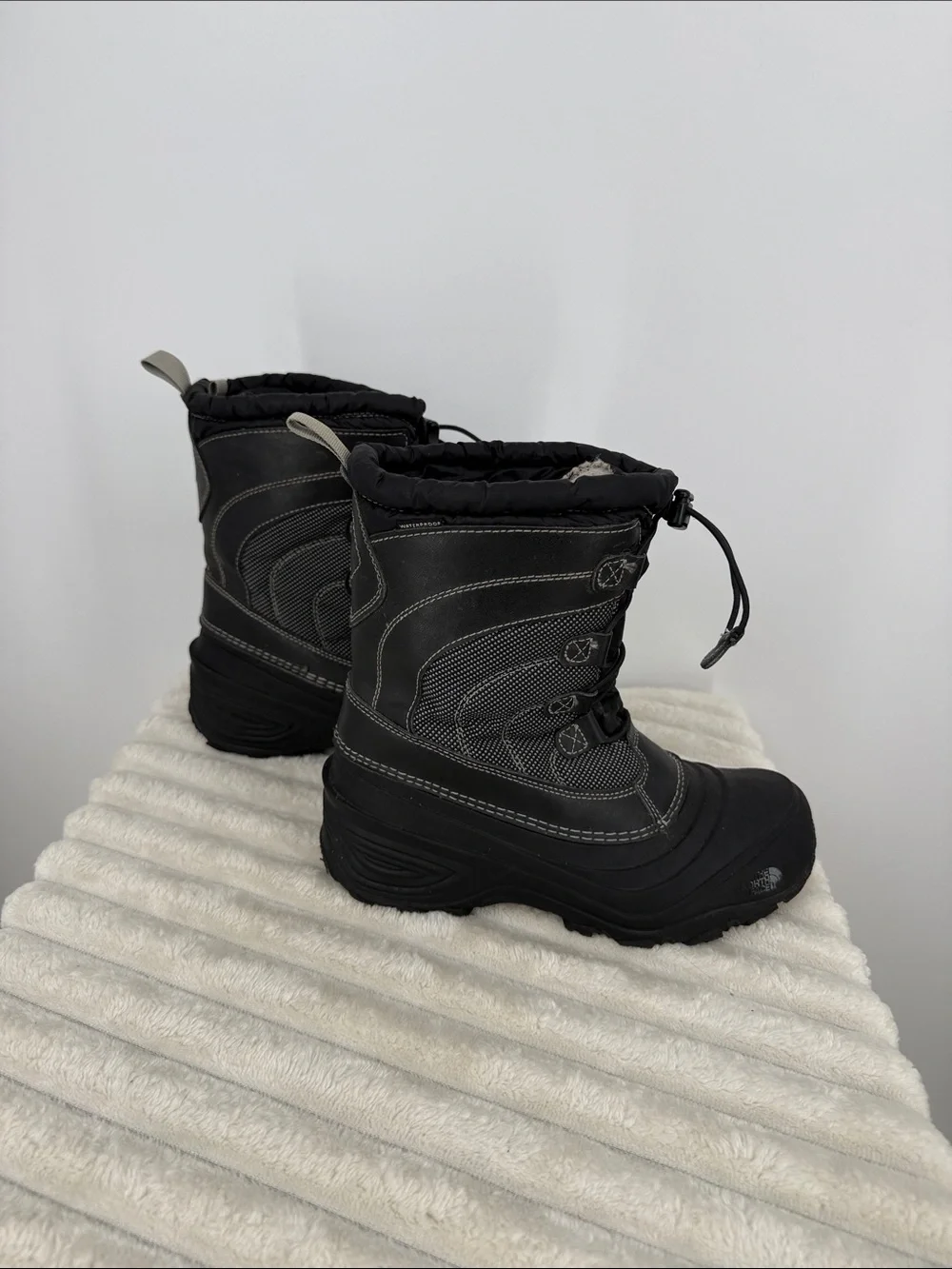 The North Face Kids' Alpenglow V Waterproof Winter Boots Sz youth 5